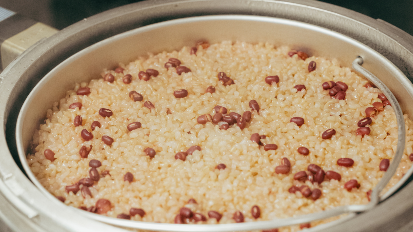 熟成前、炊き上がった玄米と小豆