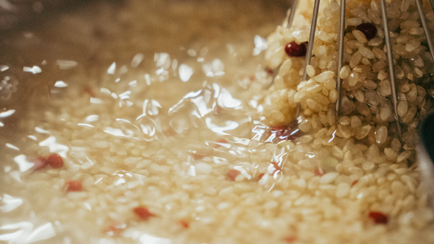 天然塩を尚仁沢湧水に溶かす工程