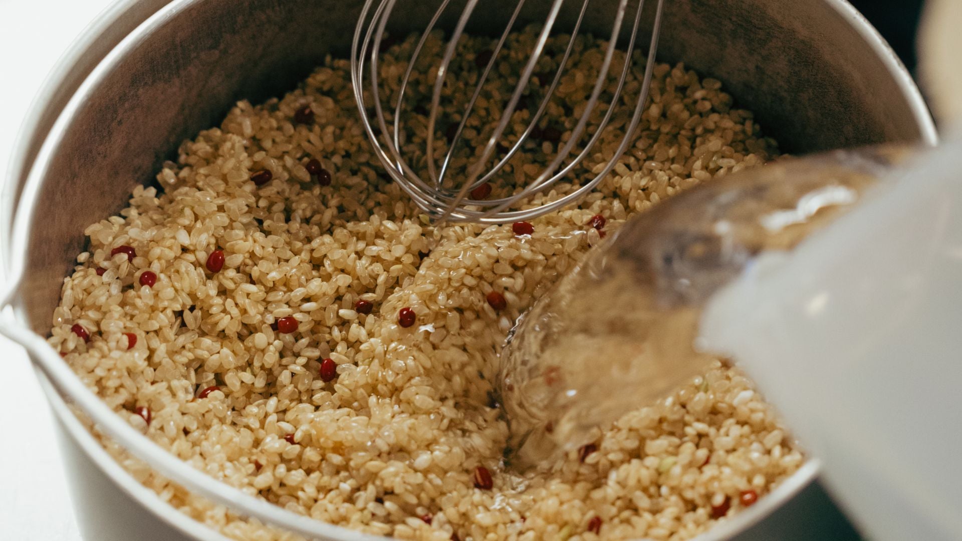 伝統製法での仕込み作業